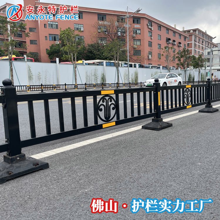 定制羊城城市道路欄桿人車分流鍍鋅隔離護欄機非安全防撞欄廠家