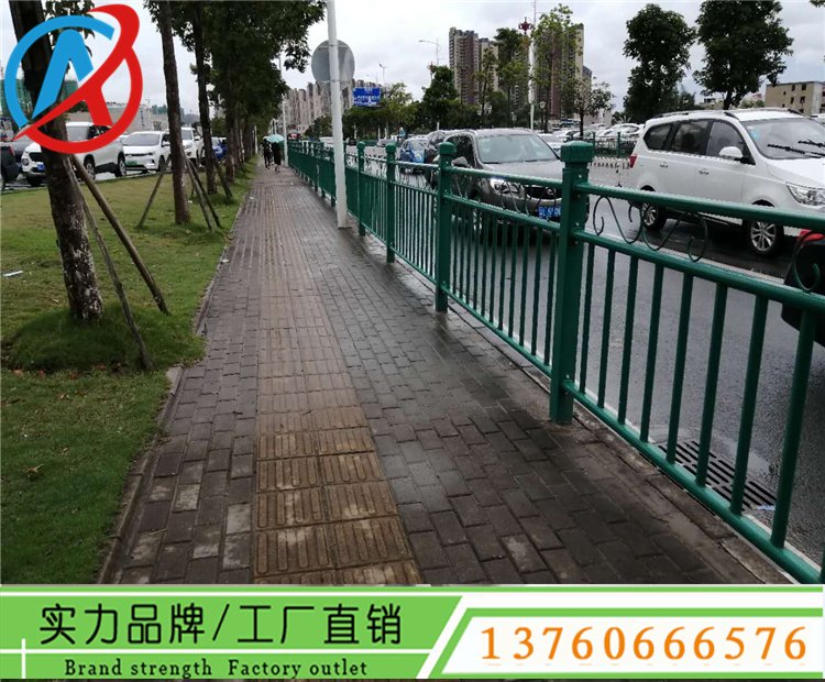 道路臨街防護(hù)鐵藝隔離欄桿現(xiàn)貨湛江公路現(xiàn)代耐用噴塑處理欄桿