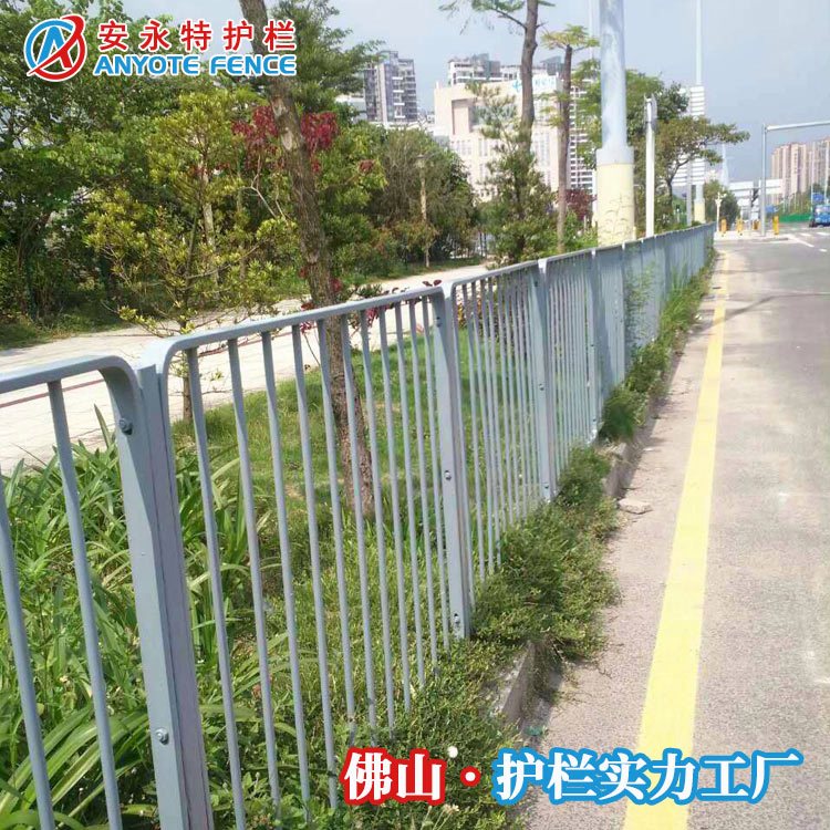 港式護(hù)欄現(xiàn)貨定制市政道路隔離欄人行道熱鍍鋅防撞欄