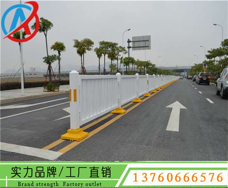 疫情防控隔離市政道路護(hù)欄城市公路中央隔離欄白色防撞欄桿