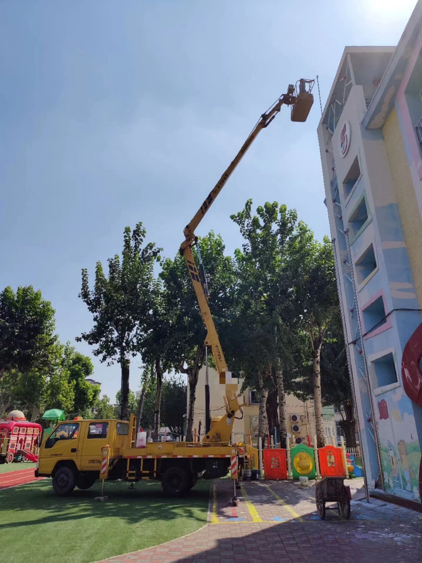 祥順體育中心附近路燈車出租登高升降車租賃高空掛國(guó)旗取無(wú)人機(jī)