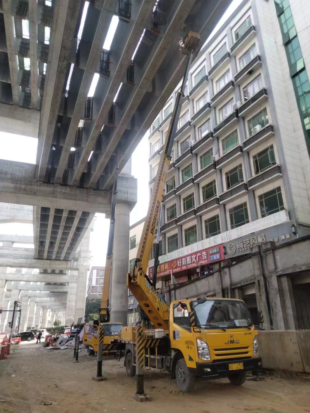 南沙周邊曲臂高空作業(yè)車路燈車出租新款登高車站人吊籃車租賃