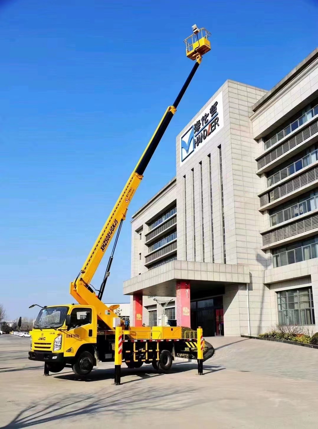 祥順機械提供各種型號登高設(shè)備天河高空車出租路燈車吊車租賃