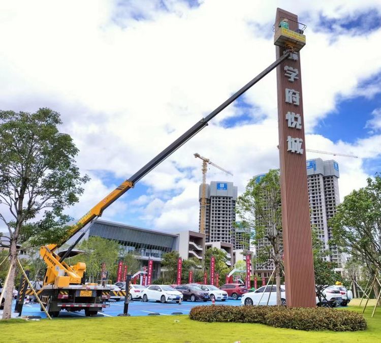 小型路燈車(chē)室內(nèi)用剪叉登高車(chē)租賃高空作業(yè)車(chē)平臺(tái)升降機(jī)出租