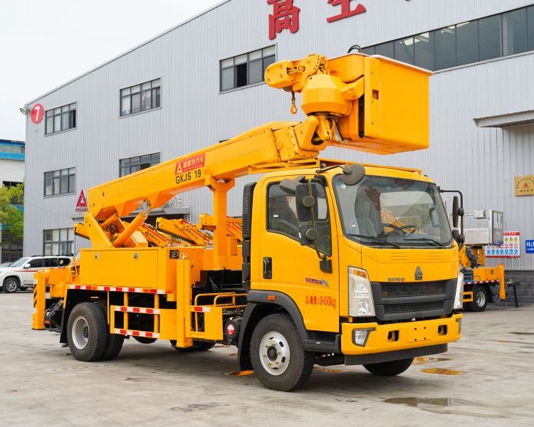 國內(nèi)高空作業(yè)車帶電作業(yè)車絕緣斗臂車，瑞雅特汽車簡(jiǎn)單安全