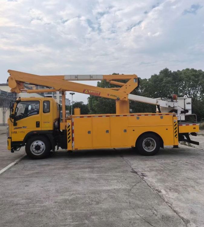 二手帶電作業(yè)車現(xiàn)車齊全，絕緣性能優(yōu)異;上、下臂兩級絕緣