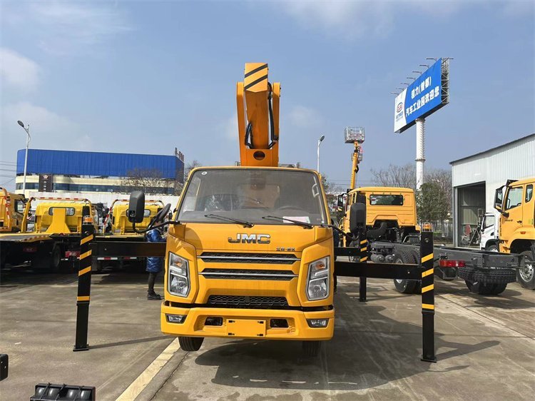 藍(lán)牌24米高空作業(yè)車街道路燈安裝工地廠房搭建一車多用