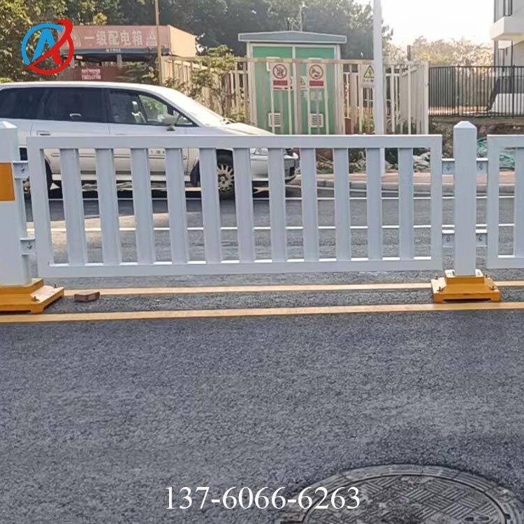 交通圍欄多少錢道路護(hù)欄圖片東莞港式護(hù)欄基礎(chǔ)