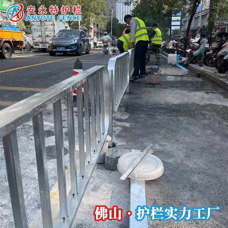 機(jī)非隔離欄桿安裝熱鍍鋅港式護(hù)欄圖片市政柵欄立柱埋地式