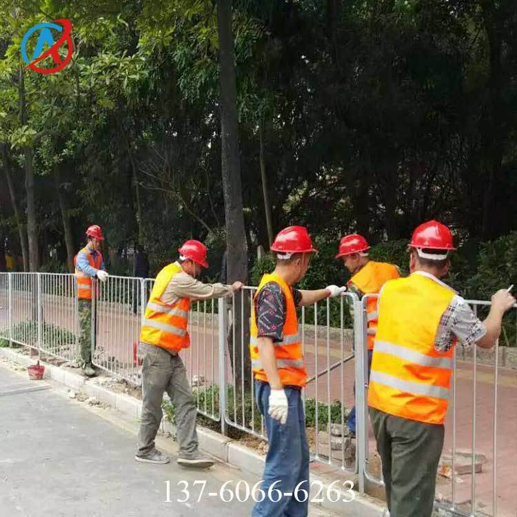 街道隔離柵欄市政交通欄桿安裝人行道路護(hù)欄圖片