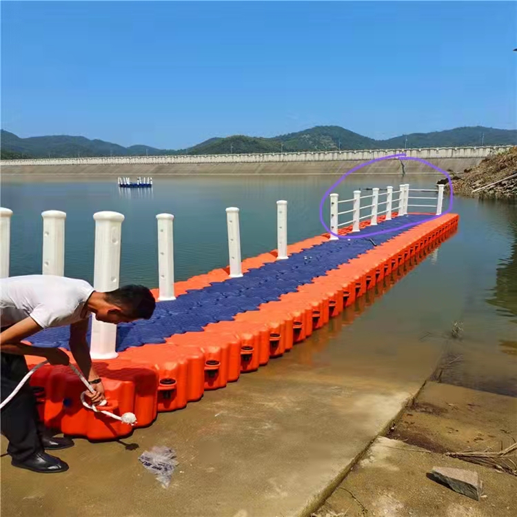 水上項(xiàng)目作業(yè)平臺(tái)組裝靈活配件齊全水上碼頭浮橋浮筒