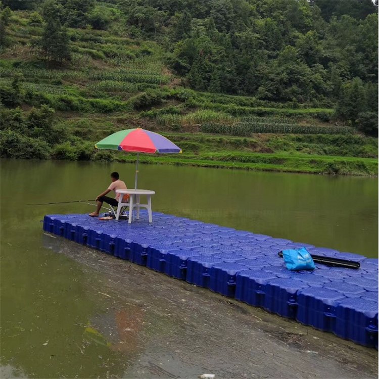 景區(qū)休閑度假水上浮橋釣魚平臺河邊棧道塑料浮箱浮筒