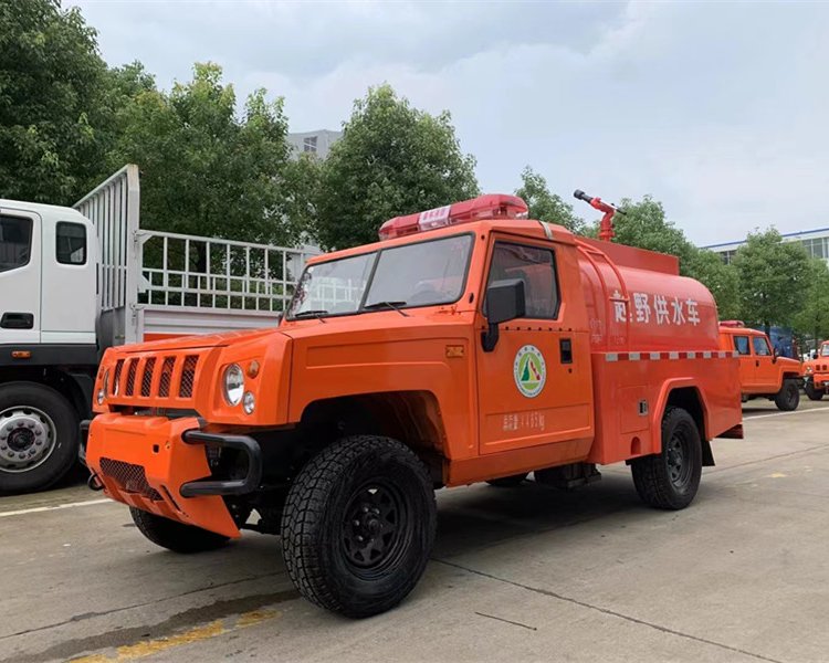 森林供水車四驅(qū)越野消防水車防火運兵車生產(chǎn)廠家