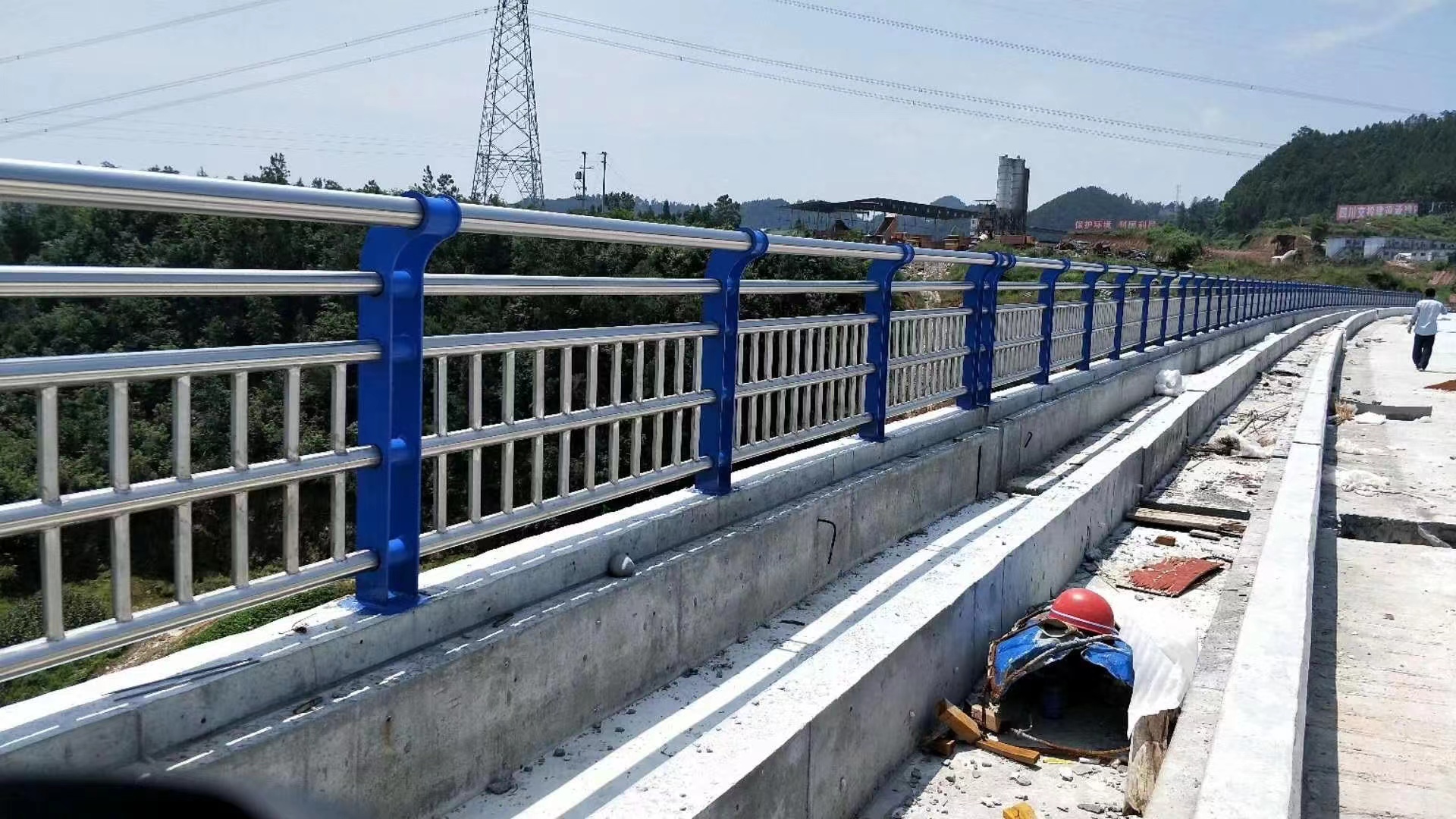 馬路人行道隔離欄市政道路護(hù)欄公路交通圍欄京式黃金柵欄桿