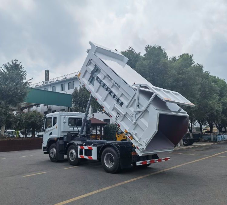 輕量化污泥清運車國六東風華神密封式污泥自卸車