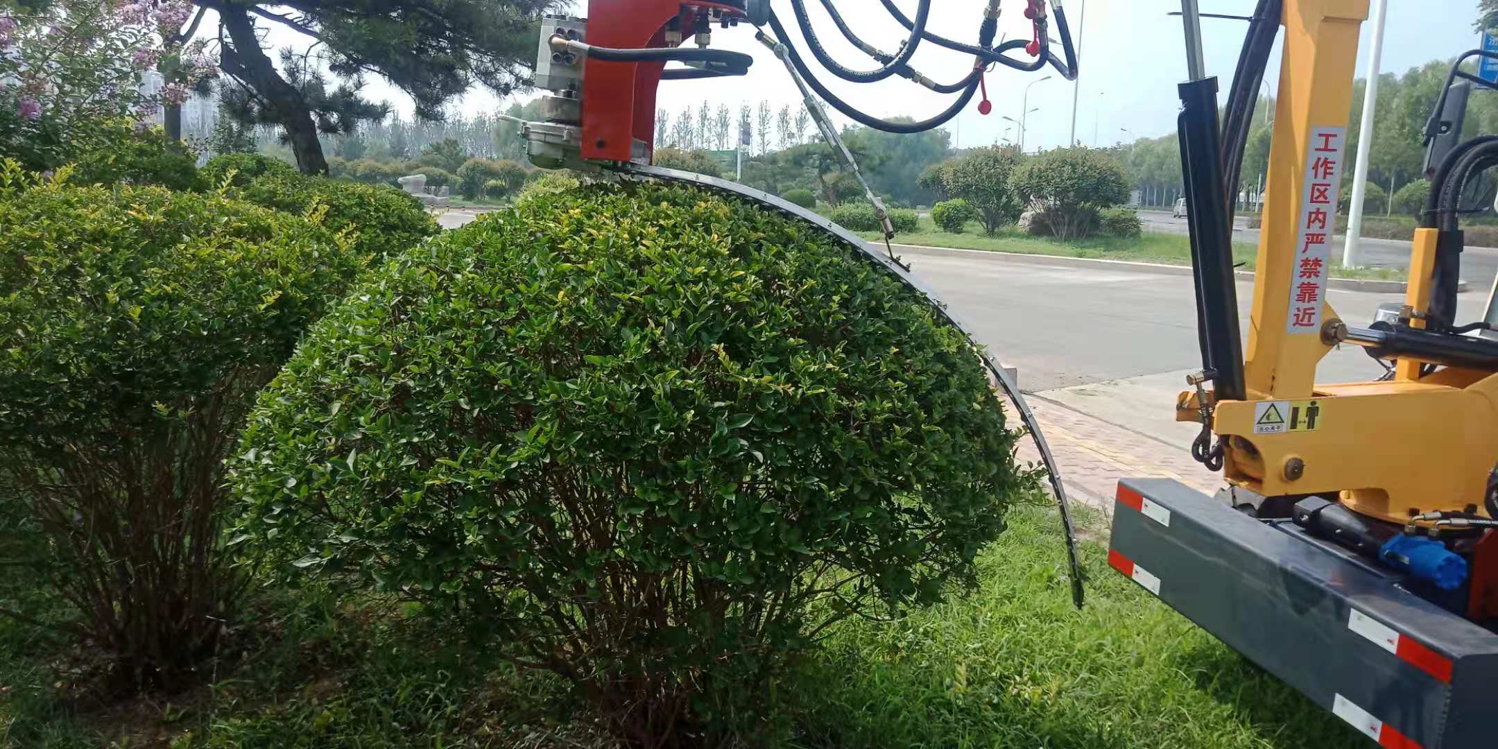 綠籬修剪機(jī)車載避障液壓割草機(jī)多功能修剪車操作靈活