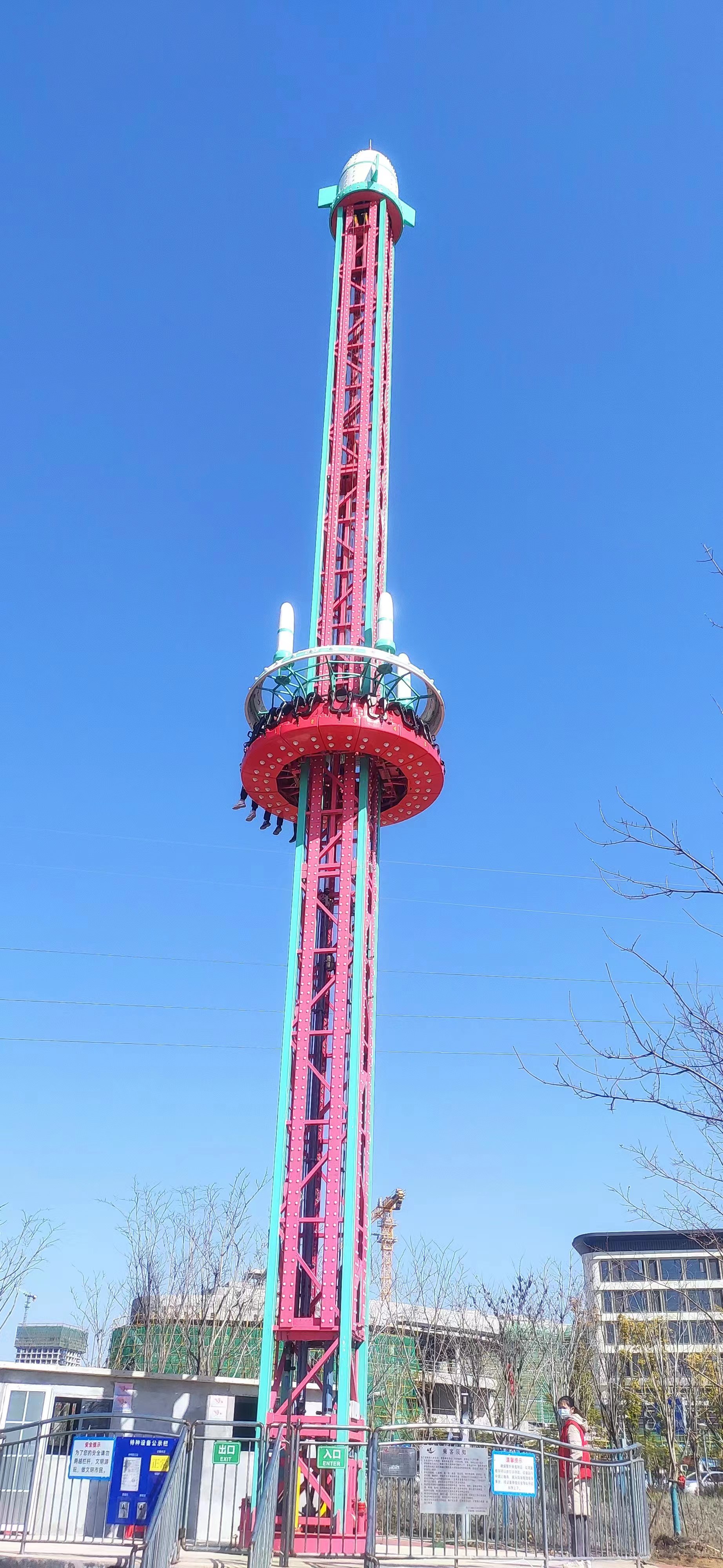 天鴻景區(qū)游樂園公園步行街大型游樂設備33米旋轉跳樓機