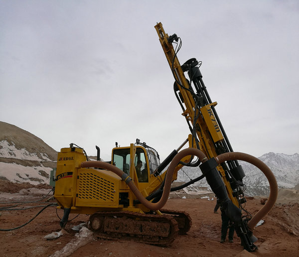 張拉鉆機(jī)開山鉆車阿特拉斯螺桿空壓機(jī)動(dòng)力強(qiáng)勁