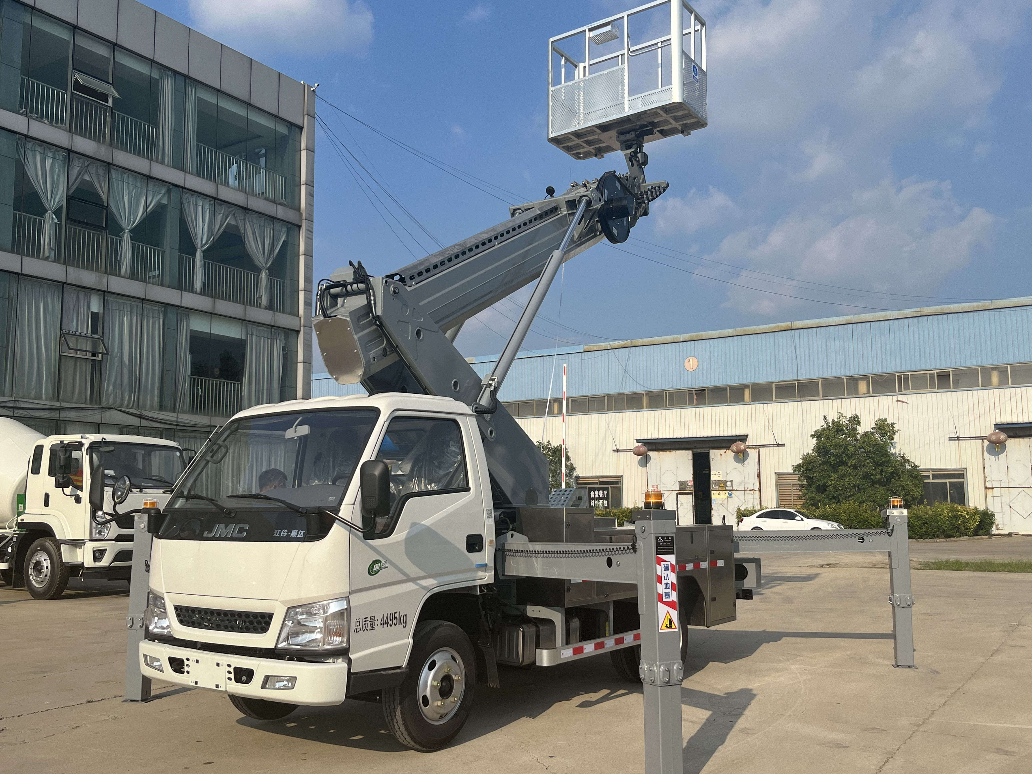 祥瑞28米高空作業(yè)車藍(lán)牌直臂式高空作業(yè)一體車燈桿維修廣告牌安裝