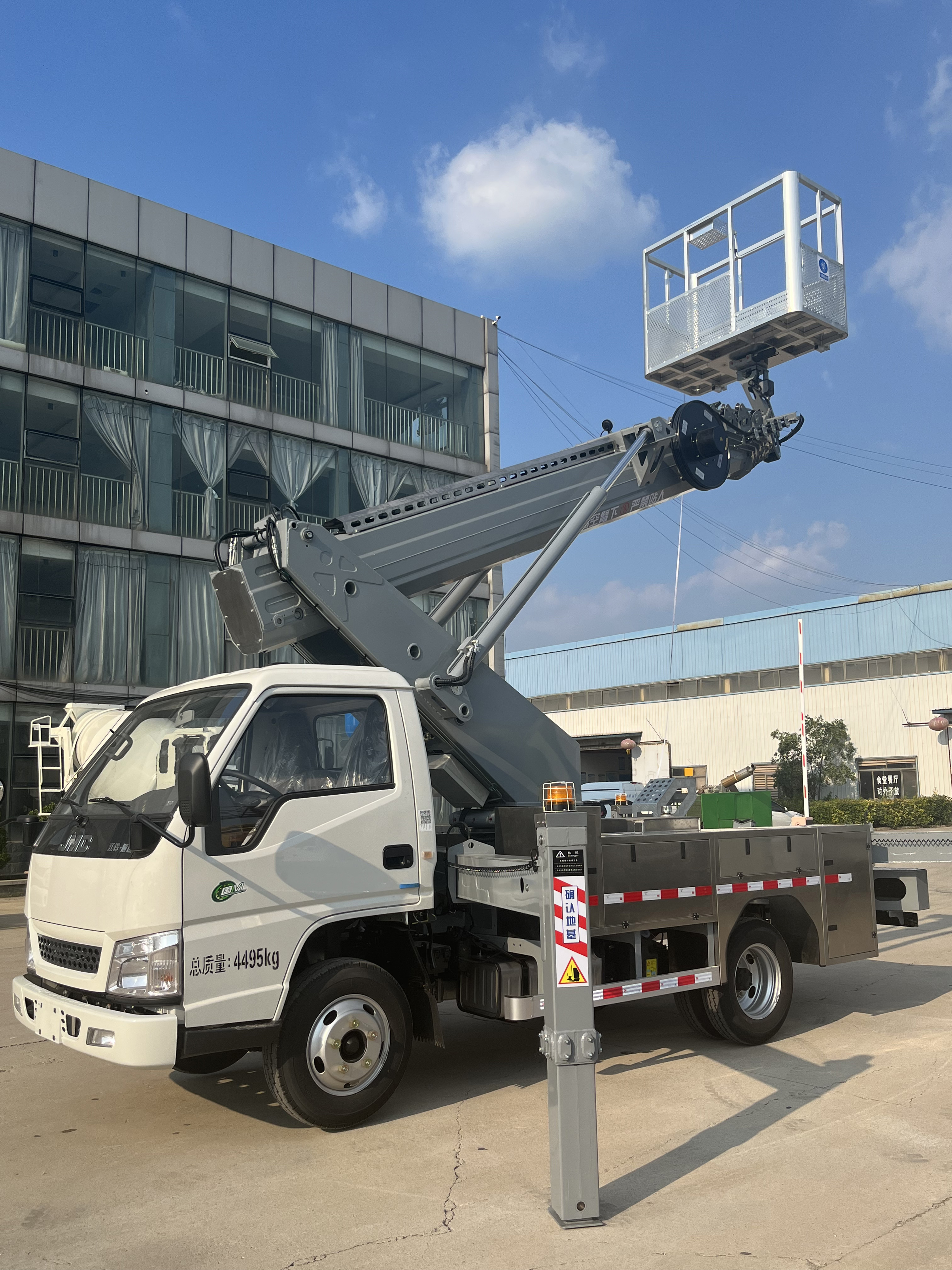 祥瑞高空作業(yè)車多功能藍(lán)牌高空作業(yè)一體車操作回轉(zhuǎn)平穩(wěn)