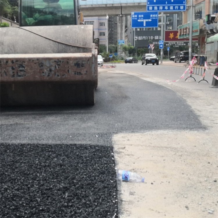 煙臺華通冷補瀝青混合料及時修補路面出現的破損防止病害隨時間加速惡化