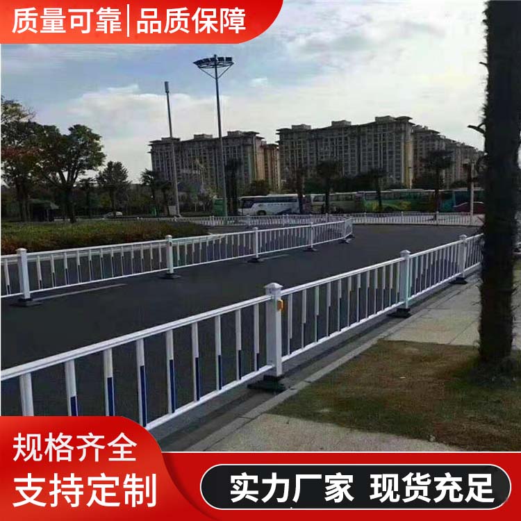 鑫勝市政護欄網(wǎng)道路分隔欄白色M型中央護欄源頭工廠只做批發(fā)