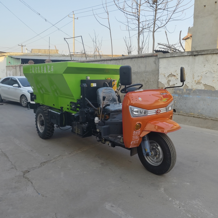 大棚果園全自動(dòng)撒糞肥車固態(tài)肥撒糞機(jī)五征三輪撒糞車