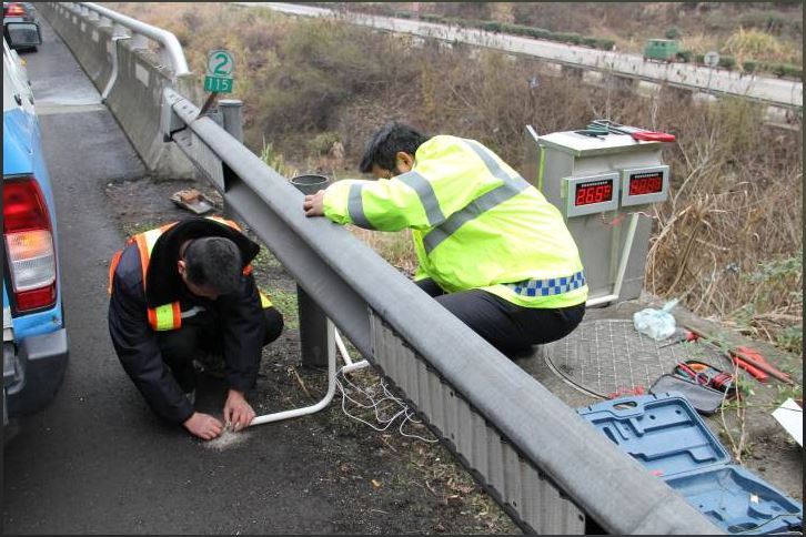 高速公路防凍預(yù)警系統(tǒng)路面結(jié)冰監(jiān)測裝置道路結(jié)冰遠程監(jiān)控系統(tǒng)