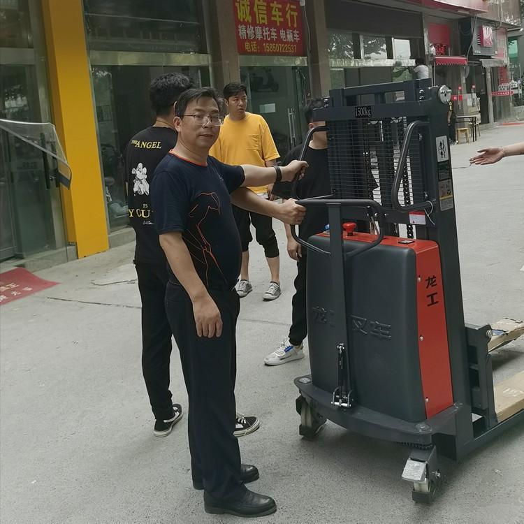 諾嘉銷售2噸半電動(dòng)堆高車龍工制造進(jìn)口電控按需定制交貨快